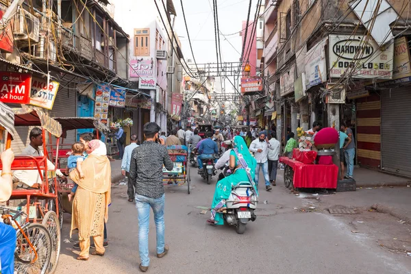 New Delhi, India - 5 April 2017: Mensen lopen in de straten — Stockfoto