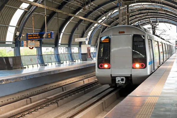 Metra, docierając do Dwarka stacji w New Delhi, Indie — Zdjęcie stockowe