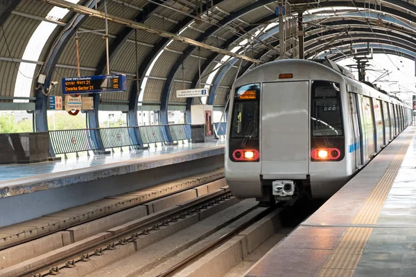 Yeni Delhi Hindistan Dwarka istasyonunda gelen metro