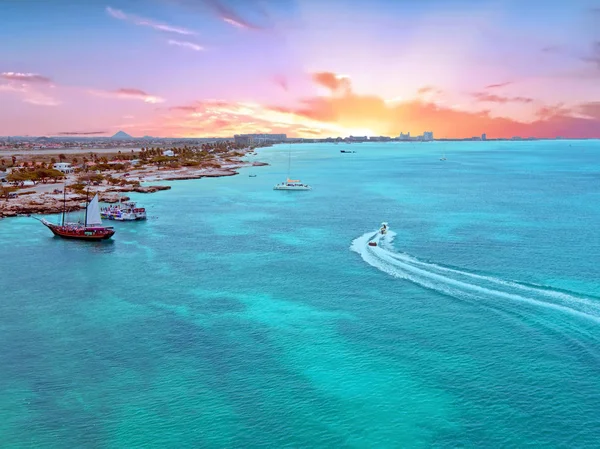 Luchtfoto van Aruba eiland in de Caribische zee bij zonsondergang — Stockfoto