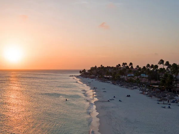 Playa Druif en la isla de Aruba en el Caribe al atardecer — Foto de Stock