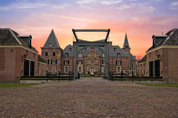Castelo medieval "Twickel" em Delden, Holanda, ao pôr-do-sol — Fotografia de Stock