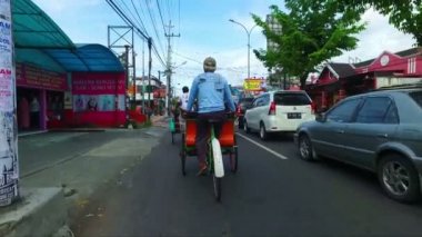 Jogjakarta, Endonezya - 15 Aralık 2016: Bisiklet taksi'nın şehir merkezi Jogjakarta Endonezya