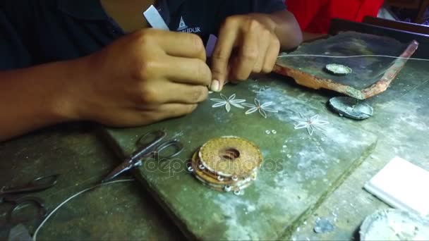 Zilveren objecten op Java Indonesië maken — Stockvideo