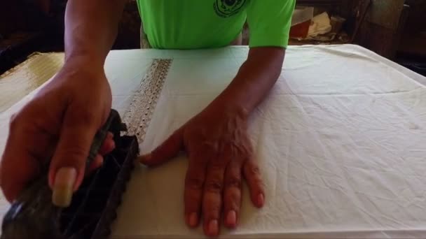 Afdrukken op stof te maken van batik in Indonesië — Stockvideo