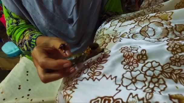Bemalen von Batik auf einem Stoff in Indonesien — Stockvideo