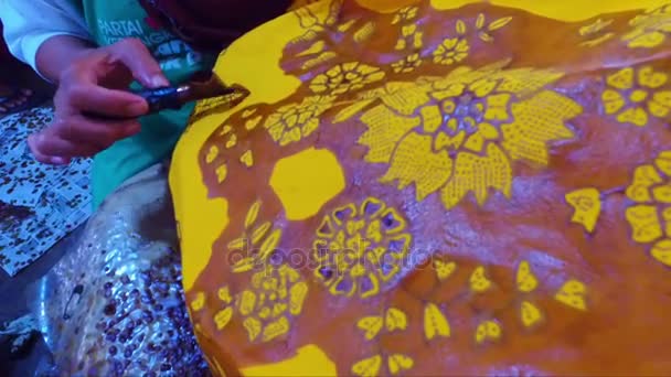 Aquarell auf den Stoff malen, um Batik in Indonesien herzustellen — Stockvideo