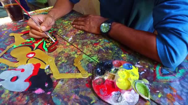 Painting a traditional wajang puppet in Indonesia — Stock Video
