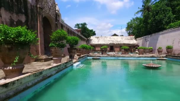 Ondergrondse moskee in Taman Sari (water kasteel), Yogyakarta, Indonesië — Stockvideo