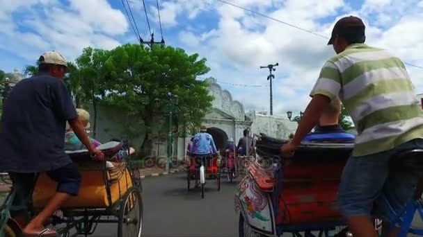 Jogjakarta, Indonesien - 15 December 2016: Cykel taxi i staden centrerar av Jogjakarta i Indonesien — Stockvideo