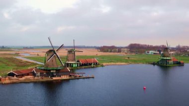 Zaanse Schans'a Hollanda, geleneksel yel değirmenleri