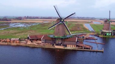 Zaanse Schans'a Hollanda, geleneksel yel değirmenleri