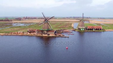 Zaanse Schans'a Hollanda, geleneksel yel değirmenleri