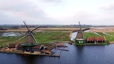 Zaanse Schans'a Hollanda, geleneksel yel değirmenleri