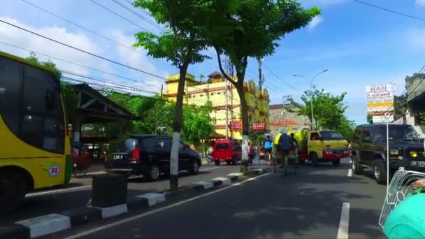 Jogjakarta, Indonésie - 15. prosince 2016: Kolo taxi v městské centrum Jogjakarta v Indonésii — Stock video