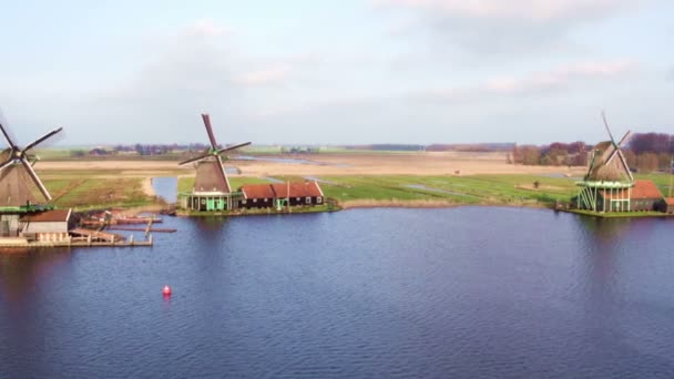 Moinhos de vento tradicionais em Zaanse Schans nos Países Baixos — Vídeo de Stock