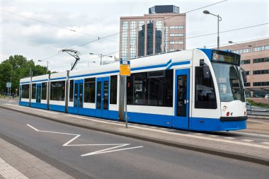 Amstel istasyonu Amsterdam Hollanda çıkış yapan tramvay