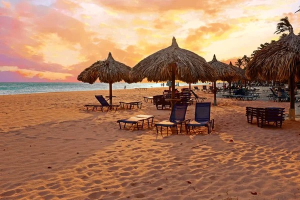 Sonnenschirme am Druifenstrand auf der Insel Araba in der Karibik — Stockfoto