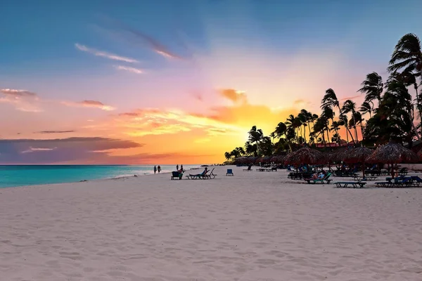 Stranden Druif beach vid solnedgången på Aruba ö i Karibiska havet — Stockfoto