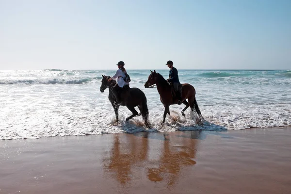 Équitation dans l'eau de l'océan Atlantique — Photo