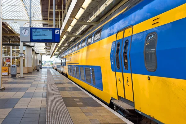 Поезд отправляется со станции Амстел в Амстердаме, Нидерланды — стоковое фото