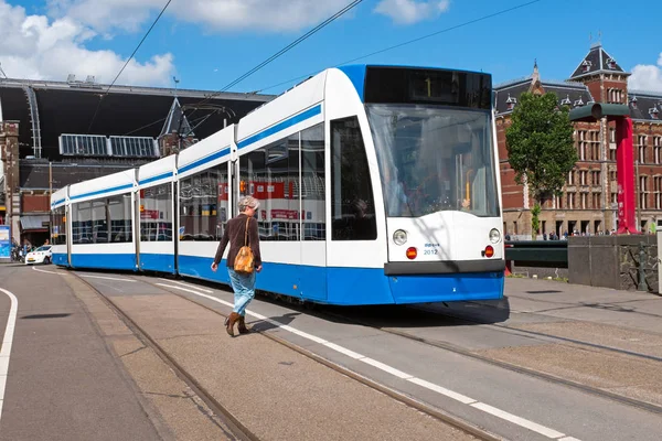 Spårvagnen som anländer till centralstationen i Amsterdam Nederländerna — Stockfoto