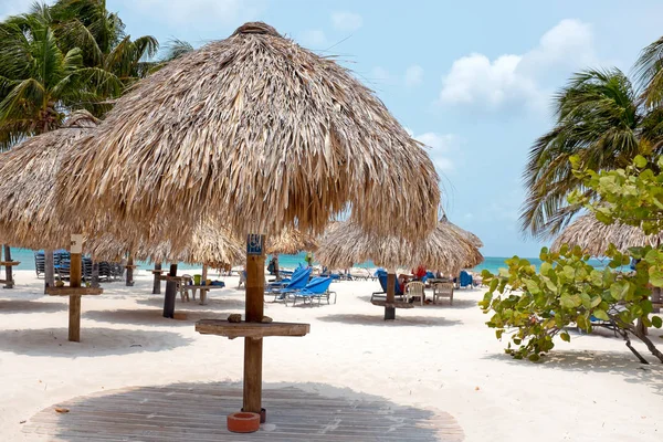 Strand-paraplu en strand stoelen op Palm strand van Aruba island in — Stockfoto