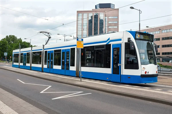 オランダ アムステルダムのアムステル駅前発路面電車します。 — ストック写真