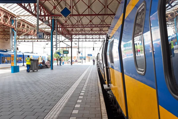 Tåg avgår från Eindhoven station i Nederländerna — Stockfoto