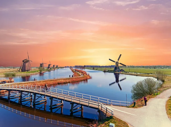 Vue aérienne des célèbres moulins à vent traditionnels de Kinderdijk dans le Ne — Photo