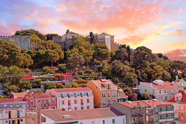Lissabon huizen met het kasteel van St. Jorge in Lissabon Portugal op su — Stockfoto