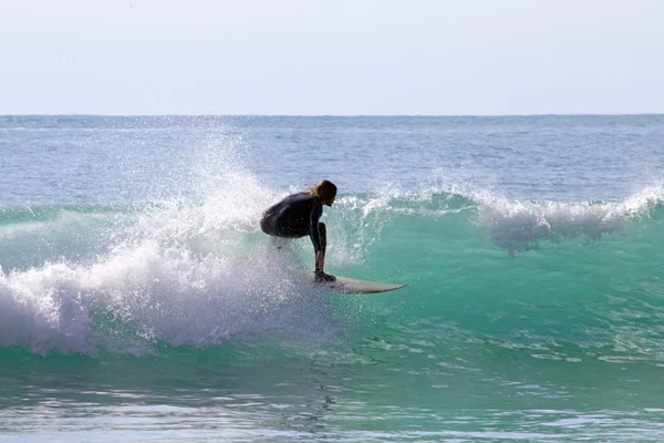 Surfista surfando as ondas no Mar do Caribe — Fotografia de Stock