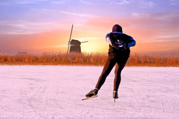 Lonely ice skater in the countryside from the Netherlands at sun — Stock Photo, Image