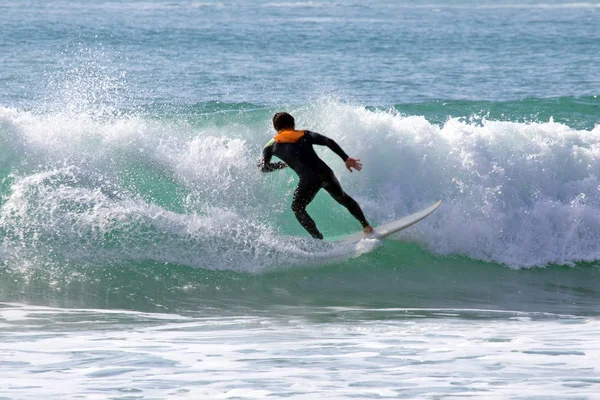 Surfer surfing στο κύματα στην Καραϊβική Θάλασσα — Φωτογραφία Αρχείου