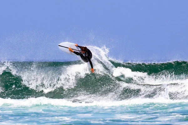 Surfer surfing fale na Hawajach — Zdjęcie stockowe