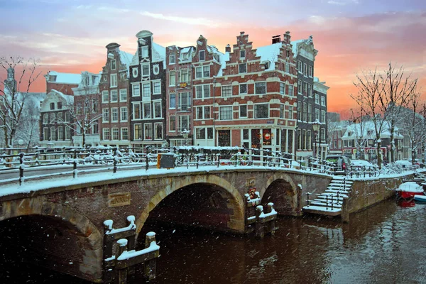 Amsterdam enneigée aux Pays-Bas en hiver au coucher du soleil — Photo