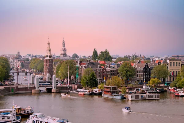 夕暮れ時オランダのアムステルダム市から航空 — ストック写真