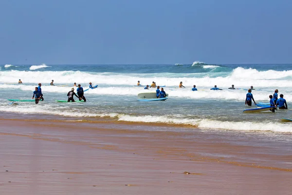 Vale Figueiras, Portugalsko - 20 srpna 2017: surfaři se sur — Stock fotografie