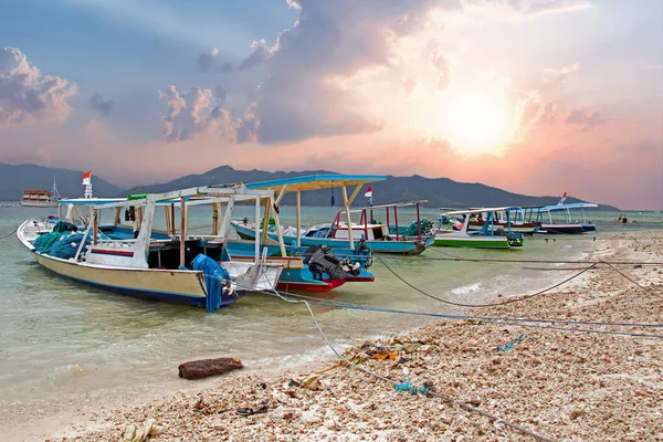 Tradycyjne łodzie na plaży Gili Meno w Indonezji, w Azji — Zdjęcie stockowe