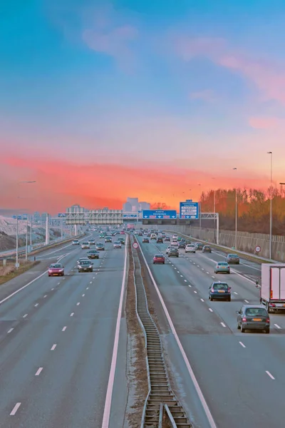 Berömda motorväg A2 nära Amsterdam i Nederländerna vid solnedgången — Stockfoto