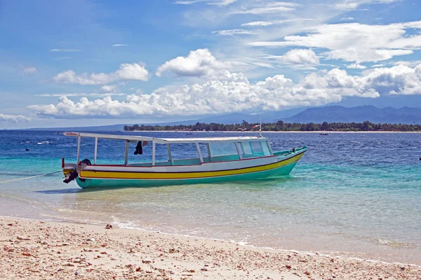 Bateau traditionnel sur la plage de Gili Meno en Indonésie, Asie — Photo