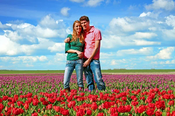 オランダからのチューリップの分野で若い幸せなカップル — ストック写真