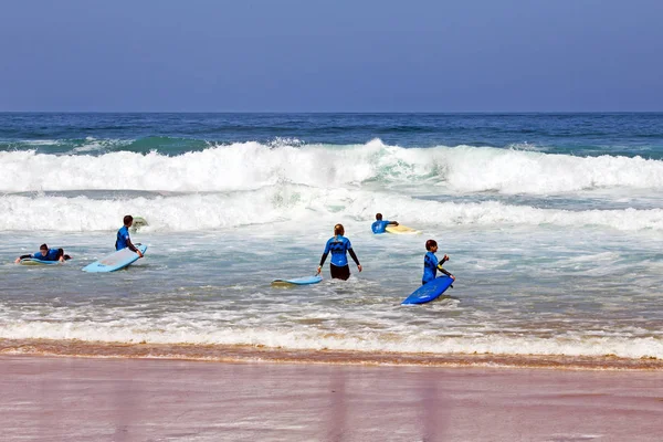VALE FIGUEIRAS, PORTUGAL - 14 MAIO 2017: Surfistas recebendo surfista — Fotografia de Stock