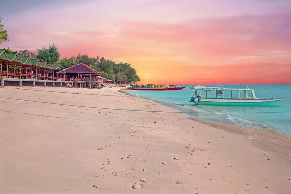 Bateau traditionnel sur la plage de Gili Meno en Indonésie, Asie au coucher du soleil — Photo