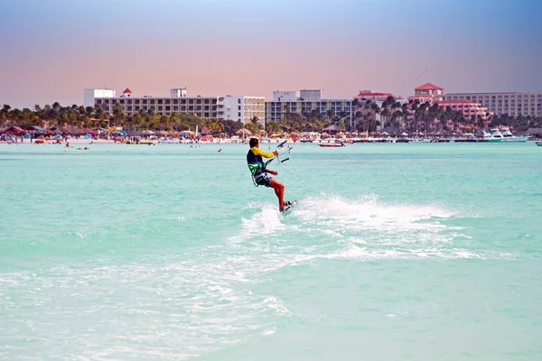 Kite surfer en Palm Beach en la isla de Aruba en el Caribe en su —  Fotos de Stock