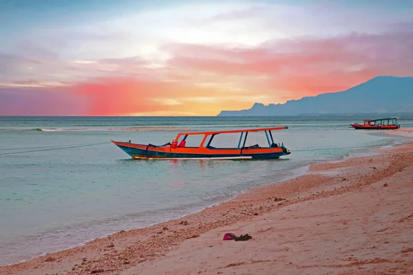 Tradycyjną łodzią na plaży Gili Meno w Indonezji, Azji na zachód słońca — Zdjęcie stockowe