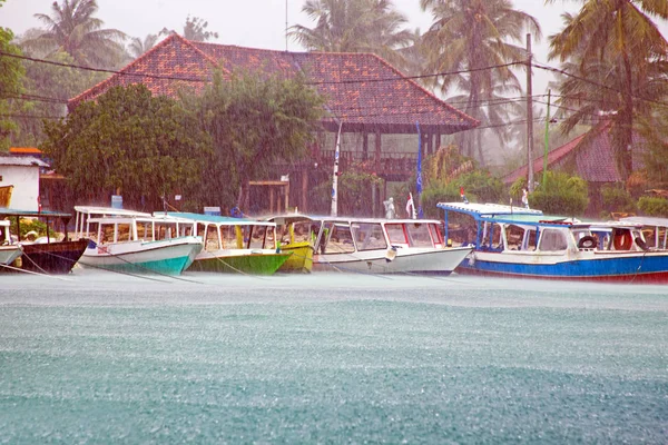 Piogge abbondanti cadono durante il monsone sull'isola di Gili Meno a Indone — Foto Stock