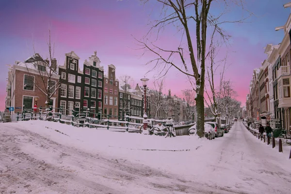 Západ slunce v zasněžené Amsterdamu v Nizozemsku v zimě — Stock fotografie