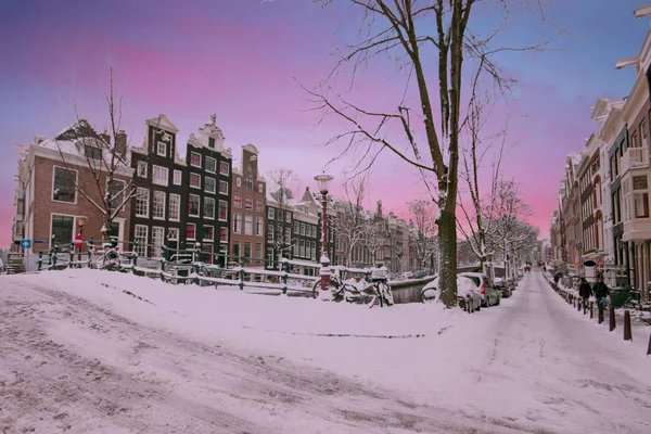 Sunset in snowy Amsterdam in the Netherlands in winter — Stock Photo, Image