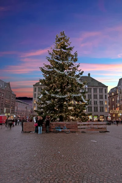 Navidad en Amsterdam en la plaza Damsquare en los Países Bajos en su — Foto de Stock